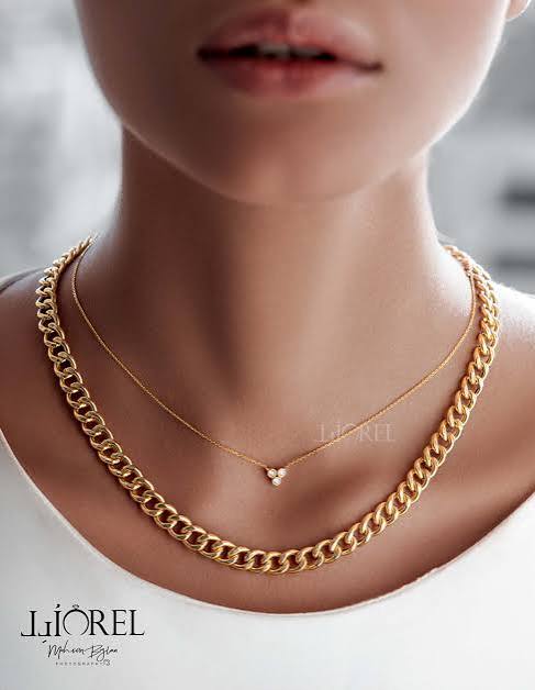 گردنبند طلای لایه‌ای روی مدل